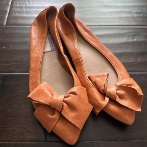 Flat bow shoes